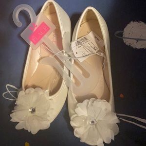 Brand new girls dress shoes.,